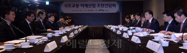 12일 오전 서울 중구 더플라자호텔 오키드홀에서 열린 국토교통 미래산업 조찬 간담회에서 강호인 국토교통부장관이 모두발언을 하고 있다. [사진=이상섭 기자/babtong@heraldcorp.com]