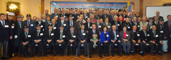 <YONHAP PHOTO-1082> 보훈처, 재미 6·25 참전용사에 `호국영웅기장' 수여 (로스앤젤레스=연합뉴스) 김종우 특파원 = 박승춘 국가보훈처장은 11일(현지시간) 미국 시카고에서 이호식 미국 중서지부 6·25참전 부회장을 비롯해 재미 6.25 참전 유공자 94명에게 '호국영웅기장'을 수여했다. 이날 수여식에는 김상일 주 시카고 총영사와 김진규 재향군인회 중서부지회 회장, 진안순 시카고 한인회장, 이문규 민주평통 시카고 협의회장 등 150여 명이 참석한 가운데 열렸다. 보훈처는 지난 2013년 6·25전쟁 유엔군 참전 및 정전 60주년 계기로 국내 생존 6·25 참전용사 17만9천여명에게 호국영웅기장을 수여했으며, 올해부터 국외 거주 6·25 참전 유공자에게도 호국영웅기장을 수여하기로 한 바 있다. 이번 호국영웅기장 수여 인원은 모두 4천407명으로, 거주국별로는 미국(3천685명), 캐나다(351명), 호주(159명), 브라질(58명), 일본(51명) 순으로 많다. 2016.1.12 << 국가보훈처 제공 >> jongwoo@yna.co.kr/2016-01-12 09:39:24/ <저작권자 ⓒ 1980-2016 ㈜연합뉴스. 무단 전재 재배포 금지.>
<YONHAP PHOTO-1082> 보훈처, 재미 6·25 참전용사에 `호국영웅기장' 수여 (로스앤젤레스=연합뉴스) 김종우 특파원 = 박승춘 국가보훈처장은 11일(현지시간) 미국 시카고에서 이호식 미국 중서지부 6·25참전 부회장을 비롯해 재미 6.25 참전 유공자 94명에게 '호국영웅기장'을 수여했다. 이날 수여식에는 김상일 주 시카고 총영사와 김진규 재향군인회 중서부지회 회장, 진안순 시카고 한인회장, 이문규 민주평통 시카고 협의회장 등 150여 명이 참석한 가운데 열렸다. 보훈처는 지난 2013년 6·25전쟁 유엔군 참전 및 정전 60주년 계기로 국내 생존 6·25 참전용사 17만9천여명에게 호국영웅기장을 수여했으며, 올해부터 국외 거주 6·25 참전 유공자에게도 호국영웅기장을 수여하기로 한 바 있다. 이번 호국영웅기장 수여 인원은 모두 4천407명으로, 거주국별로는 미국(3천685명), 캐나다(351명), 호주(159명), 브라질(58명), 일본(51명) 순으로 많다. 2016.1.12 << 국가보훈처 제공 >> jongwoo@yna.co.kr/2016-01-12 09:39:24/ <저작권자 ⓒ 1980-2016 ㈜연합뉴스. 무단 전재 재배포 금지.>