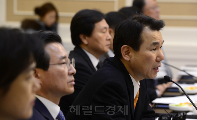 국회 의원식당에서 12일 열린 경제상황점검TF 제10차 회의에서 정은보 기획재정부 차관보와 새누리당 강석훈 경제상황점검TF단장이 모두 발언을 하고 있다.    박해묵 기자/mook@
