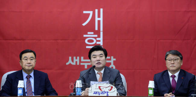 원유철 원내대표(가운데) 등이 참석한 가운데 새누리당이 12일 국회에서 원내대책회의를 갖고 국회법 개정안의 직권상정과 쟁점법안 처리 등을 촉구했다. 박해묵 기자/mook@heraldcorp.com