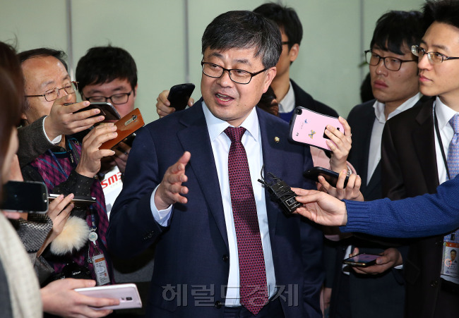 최원식 의원이 12일 더불어민주당을 탈당했다. 최 의원은 이날 기자회견에서 “민주주의의 토대인 관용을 허용하지 않는 패권정치에는 굴복할 수 없었다”면서 “국민의당에 참여해 광범위한 연대로 박근혜 정권을 견제하고 다가오는 총선, 대선에서 승리하는 데 분골쇄신하겠다”고 밝혔다. 사진=박해묵 기자 / mook@heraldcorp.com [사진=헤럴드경제DB]