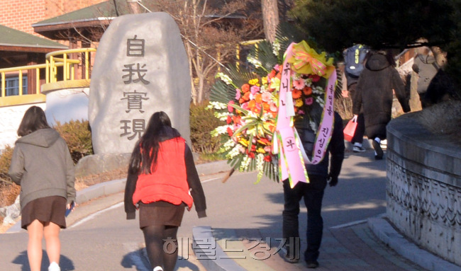 세월호 참사를 겪은 경기도 안산시 단원고등학교의 졸업식이 12일 오전 진행됐다. 졸업대상자는 86명이다. 당초 예정됐던 희생 학생들의 명예 졸업식은 4ㆍ16가족협의회 등 유가족의 반대로 취소됐다. 단원고 졸업생들과 재학생들이 졸업식에 참석하기 위해 등교하고 있다. 졸업 축하 화환도 보인다 안산=박현구 기자/phko@heraldcorp.com