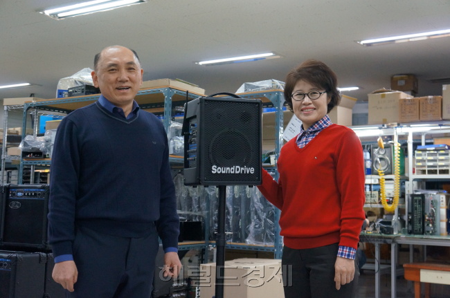 국내 유일 앰프업체인 송화의 송시재 공동대표와 김영화 공동대표. 부부인 이들은 R&D와 디자인을 각각 나눠 맡고 있다. 사진=정진영 기자/123@heraldcorp.com