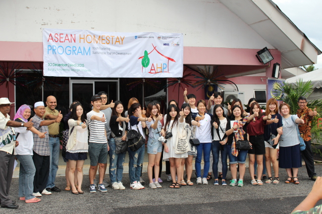 Participants of ASEAN-Korea Center’s homestay program pose for a group photo. Yoon Min-sik/The Korea Herald
