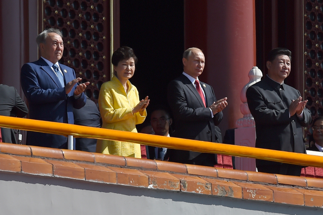 President Park Geun-hye (second from left) and Chinese leader Xi Jinping (right) watch China’s massive military parade to mark the 70th anniversary of the end of World War II in Beijing on Sept. 3. (Yonhap)