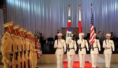 The national flags of South Korea, the U.S. and Japan are displayed during an annual music festival hosted by Japan’s Self-Defense Forces in Tokyo on Nov. 13, 2015. (Yonhap)