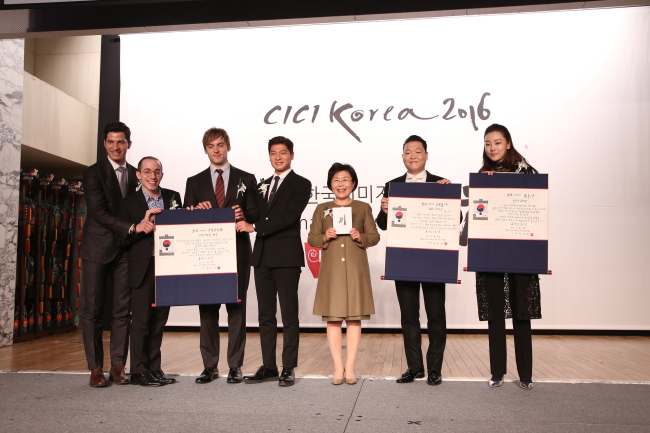 Awards recipients pose for press photos with CICI president Choi Jung-wha (third from right) at CICI Korea 2016. (From left) “Non-Summit Meeting” panelists Alberto Mondi, Tyler Rasch, Guillaume Patry and Zhang Yuan, CICI president Choi, singer Psy and violinist Clara Jumi Kang.    Yoon Byung-chan/The Korea Herald