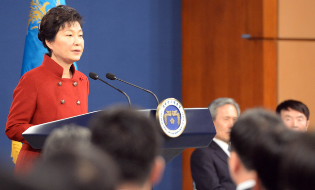13일 오전 박근혜 대통령이 청와대 춘추관에서 대국민 담화 및 기자회견을 하고 있다./ 안훈 기자 rosedale@heraldcorp.com 2015.01.13
13일 오전 박근혜 대통령이 청와대 춘추관에서 대국민 담화 및 기자회견을 하고 있다./ 안훈 기자 rosedale@heraldcorp.com 2015.01.13