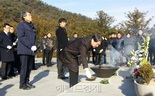안철수 국민의당(가칭) 의원은 12일 경남 김해시 봉하마을에 자리한 노무현 전 대통령 묘역을 참배하고 권양숙 여사에게 새해 인사를 했다. 장필수 기자 essential@heraldcorp.com