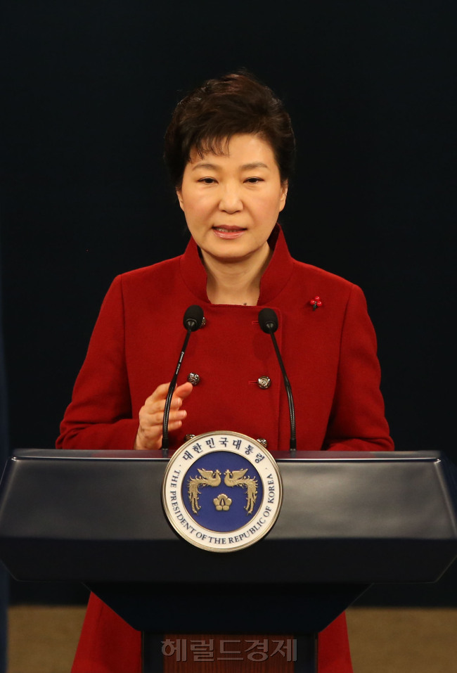 박근혜 대통령은 13일 북한의 4차 핵실험 이후 독자 핵무장론의 목소리가 높아지고 있는데 대해 이해는 하지만 국제사회와의 한반도 비핵화 약속을 지켜야한다고 말했다. 사진=안훈 기자/rosedale@heraldcorp.com [사진=헤럴드경제DB]