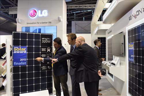 Attendees at the Intersolar trade show held in Germany last year look at LG Electronics’ NeON2 solar panel module. (Yonhap)