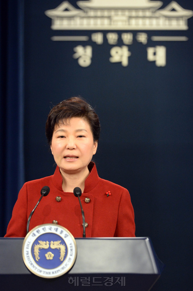 13일 오전 박근혜 대통령이 청와대 춘추관에서 대국민 담화 및 기자회견을 하고 있다./ 안훈 기자 rosedale@heraldcorp.com