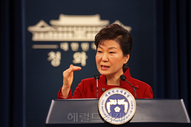 박근혜 대통령이 13일 오전 청와대 춘추관 브리핑룸에서 대국민 담화 발표 및 기자회견을 하고 있다. /안훈 기자 rosedale@heraldcorp.com 2016.01.13