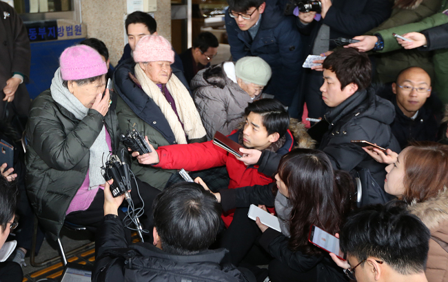 Kang Il-chul, one of the plaintiffs, react to the court’s sentence on professor Park Yu-ha at the Dongbu District Court in Gwangjin-gu, Seoul, Wednesday. Yonhap