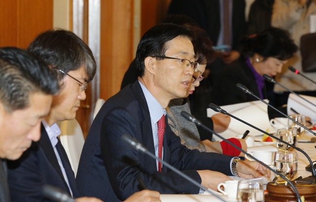 Vice Health Minister Bang Moon-kyu (third from left) speaks during a meeting on standardizing Korean traditional herbal medicine at the Lotte Hotel in central Seoul on Wednesday. Yonhap