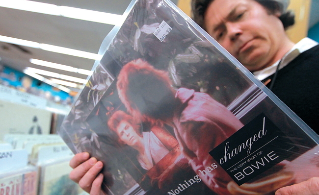 Christopher Schwartz looks at a 2-year-old record from the late rock singer David Bowie at Vintage Vinyl record store in University City, Missouri, Jan. 12. (UPI-Yonhap)