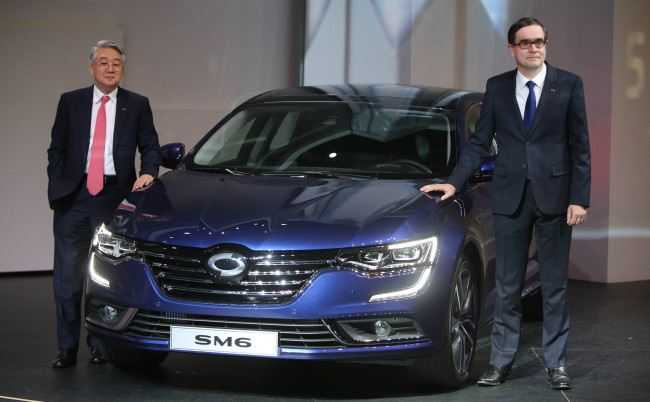 Renault Samsung CEO Francois Provost (right) and executive vice president Park Dong-hoon pose next to the SM6, which was unveiled to the media Wednesday at a ceremony held in Taean County, South Chungcheong Province. (Yonhap)