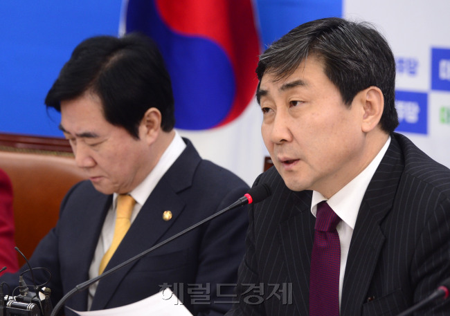 김무성 새누리당 대표가 14일 오전 서울 여의도 국회에서 열린 최고위원회의에서 서청원 최고위원의 발언을 듣고 있다(왼쪽사진). 이종걸 더불어민주당 원내대표가 14일 오전 서울 여의도 국회에서 열린 정책조정회의에서 모두발언을 하고 있다.  박해묵 기자/mook@heraldcorp.com