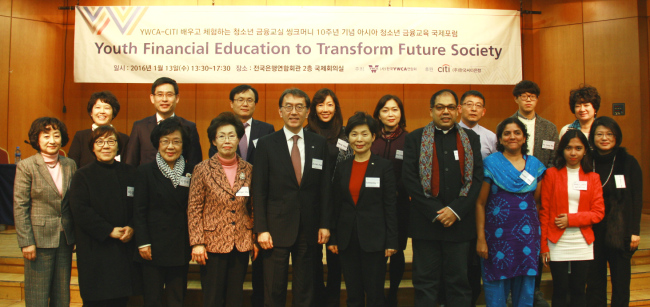<YONHAP PHOTO-1072> 씨티은행-YWCA 아시아청소년 금융교육 국제포럼 (서울=연합뉴스) 13일 오후 서울 중구 명동 전국은행연합회관 국제회의실에서 열린 ‘씽크머니 10주년 기념 아시아 청소년 금융교육 국제포럼’에서 박진회 한국씨티은행장(앞줄 왼쪽 다섯번째)이 차경애 한국YWCA연합회 회장(앞줄 왼쪽 네번째), 오순명 금융감독원 금융소비자보호처장(앞줄 왼쪽 여섯번째) 및 포럼 참석자들과 기념촬영을 하고 있다. 2016.1.14 << 씨티은행 제공 >> photo@yna.co.kr/2016-01-14 09:55:33/ <저작권자 ⓒ 1980-2016 ㈜연합뉴스. 무단 전재 재배포 금지.>