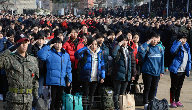 군 입대 예정자들이 육군훈련소에서 입영해사를 하고 있다. 사진=안훈 기자/rosedale@heraldcorp.com