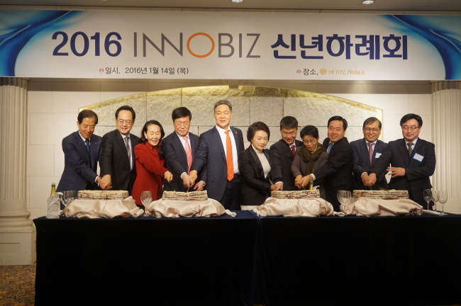 14일 오전 서울 청담 프리마호텔에서 열린 이노비즈 신년하례회가 열렸다. (왼쪽부터) 박용주 메인비즈협회장, 정준 벤처기업협회장, 한미영 세계여성발명기업인협회장, 최철안 중소기업청 생산기술국 국장, 이규대 이노비즈협회장, 한무경 한국여성경제인협회장, 양봉환 중소기업기술정보진흥원장, 장경순 서울지방조달청장, 강시우 창업진흥원장, 김세종 중소기업연구원장, 윤원석 코트라 상임이사. [사진 제공=이노비즈협회]