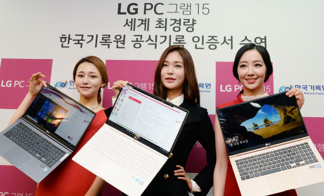 LG RELEASES LIGHTEST 15-INCH LAPTOP -- LG Electronics rolled out the world’s lightest 15.6-inch laptop, dubbed the Gram 15, in Seoul on Thursday. The new laptop weighing in at 980 grams -- 50 percent lighter than the existing 15-inch products -- features either Intel‘s i5 or i7 processor, 8GB of RAM and 256 and 512GB storage options, with its price range from 1.55 million won ($1,280) to 2.29 million won.　(LGE)
