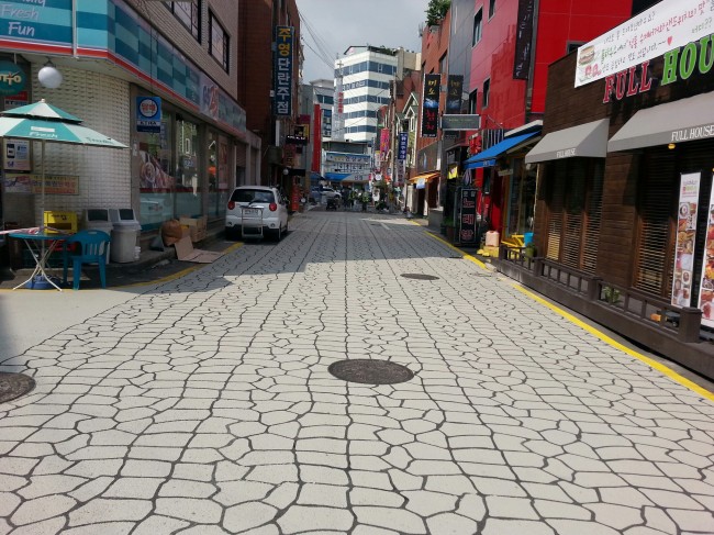 노루페인트 '스텐실시공'으로 시공된 경기도 의정부시 로데오 거리. [사진 제공=노루페인트]
노루페인트 '스텐실시공'으로 시공된 경기도 의정부시 로데오 거리. [사진 제공=노루페인트]