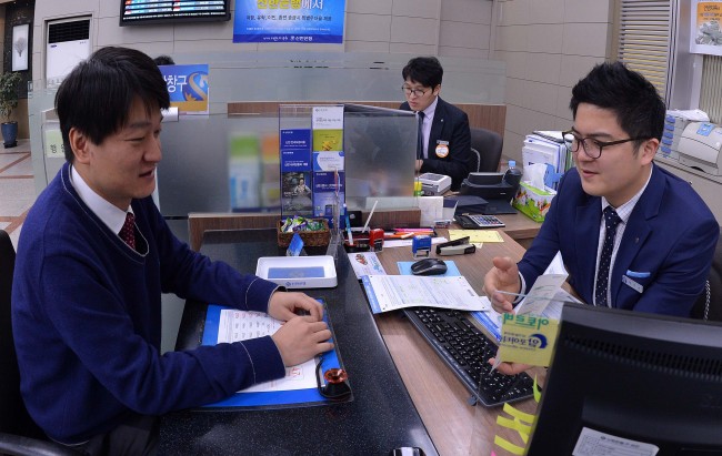 주거래/급여통장은 고객들의 각종 공과금 및 카드요금의 자동이체 연결되는 경우가 많아 은행에서 영업의 최전선으로 불린다. 내달26일 계좌이동제의 확대 시행을 앞두고 은행들의 주거래/급여통장 확보전이 더욱 가열되는 양상이다.  사진은 한 시중은행의 영업창구 모습.