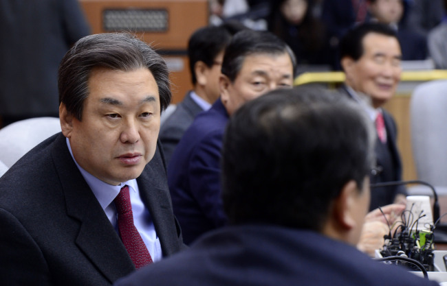 김무성 새누리당 대표가 15일 오전 서울 여의도 국회에서 열린 주요당직자회의에서 조원진 원내수석부대표와 이야기를 나누고 있다. 박해묵 기자/mook@heraldcorp.com
김무성 새누리당 대표가 15일 오전 서울 여의도 국회에서 열린 주요당직자회의에서 조원진 원내수석부대표와 이야기를 나누고 있다. 박해묵 기자/mook@heraldcorp.com