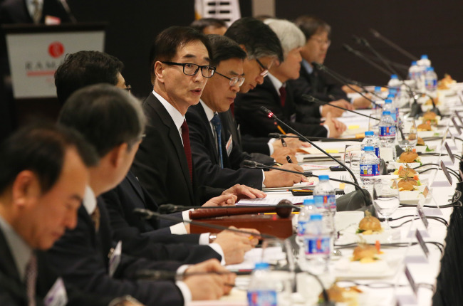<YONHAP PHOTO-2627> 전국 국·공립대학교 총장협의회 참석한 이준식 사회부총리 (수원=연합뉴스) 홍기원 기자 = 이준식 사회부총리 겸 교육부장관이 14일 오후 경기도 수원시 라마다호텔에서 열린 '제1차 전국 국·공립대학교 총장협의회'에 참석해 인사말을 하고 있다. 2016.1.14 xanadu@yna.co.kr/2016-01-14 18:21:44/ <저작권자 ⓒ 1980-2016 ㈜연합뉴스. 무단 전재 재배포 금지.>
<YONHAP PHOTO-2627> 전국 국·공립대학교 총장협의회 참석한 이준식 사회부총리 (수원=연합뉴스) 홍기원 기자 = 이준식 사회부총리 겸 교육부장관이 14일 오후 경기도 수원시 라마다호텔에서 열린 '제1차 전국 국·공립대학교 총장협의회'에 참석해 인사말을 하고 있다. 2016.1.14 xanadu@yna.co.kr/2016-01-14 18:21:44/ <저작권자 ⓒ 1980-2016 ㈜연합뉴스. 무단 전재 재배포 금지.>