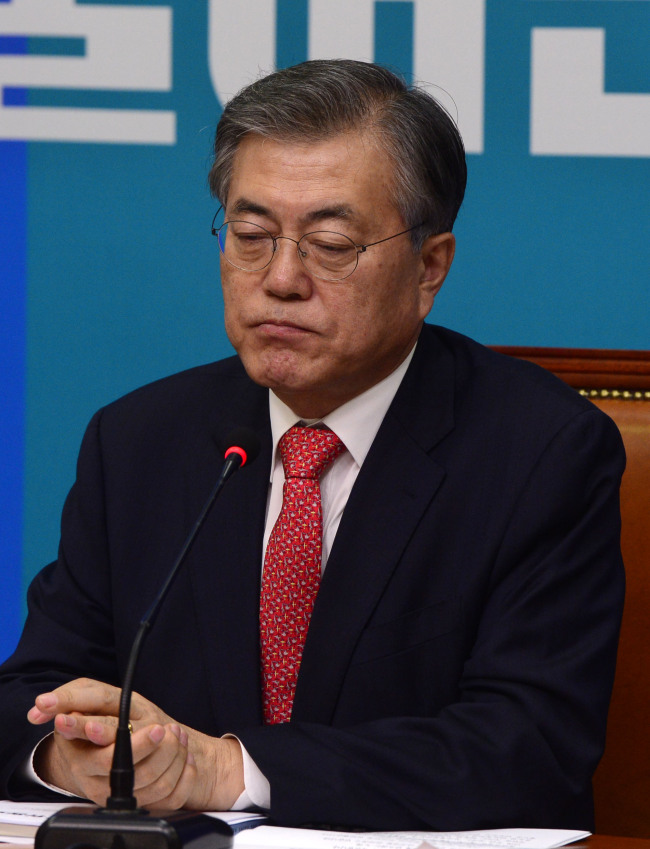 문재인 더불어민주당 대표가 15일 오전 서울 여의도 국회에서 열린 최고위원회의에 참석해 참석의원들의 발언을 경청하고 있다. 박해묵 기자/mook@heraldcorp.com