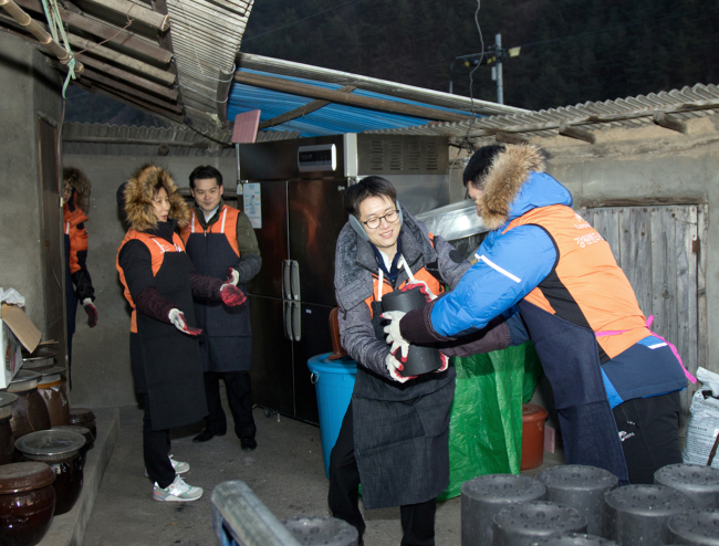 <YONHAP PHOTO-2609> 강원랜드 사회봉사단, 영월서 연탄배달 봉사활동 (정선=연합뉴스) 강원랜드 사회봉사단 15명은 14일 영월 상동 저소득 가정 3가구를 방문, 가구당 400장씩 총 1천200장의 연탄을 직접 배달하는 봉사활동을 펼쳤다. 2016.1.14 <<강원랜드 제공>> ryu625@yna.co.kr/2016-01-14 18:18:37/ <저작권자 ⓒ 1980-2016 ㈜연합뉴스. 무단 전재 재배포 금지.>