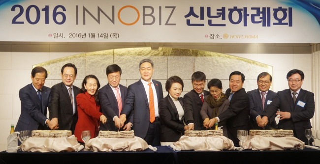 <YONHAP PHOTO-2566> '이노비즈협회 신년 하례회' (서울=연합뉴스) 14일 오전 서울 청담동 프리마호텔에서 열린 '이노비즈협회 신년 하례회'에서 이규대 이노비즈협회장(왼쪽 다섯번째) 등 참석자들이 기념 떡 케이크를 자르고 있다. 2016.1.14 << 이노비즈협회 제공 >> photo@yna.co.kr/2016-01-14 17:39:34/ <저작권자 ⓒ 1980-2016 ㈜연합뉴스. 무단 전재 재배포 금지.>