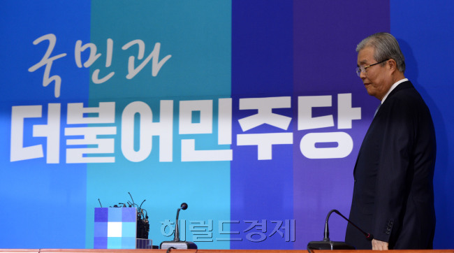김종인 더불어민주당 선대위원장이 15일 오전 서울 여의도 국회에서 기자간담회를 가지고 있다. 박해묵 기자/mook@heraldcorp.com