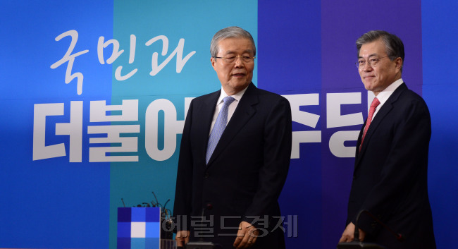 더불어민주당에 영입된 김종인 선거대책위원장(왼쪽)이 15일 오전 서울 여의도 국회에서 기자간담회를 갖기 위해 문재인 대표와 함께 입장하고 있다. 박해묵 기자/mook@