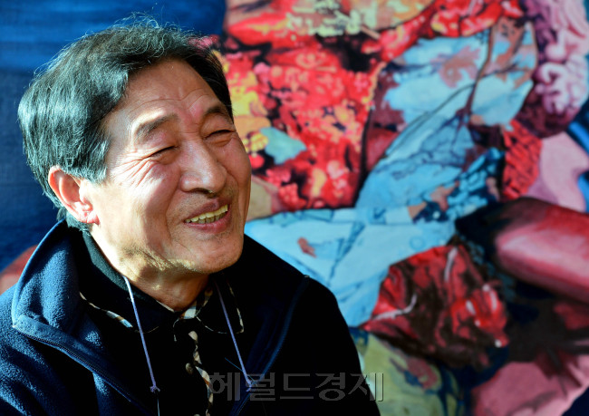 신학철 화백. [사진=윤병찬 기자/yoon4698@heraldcorp.com]
