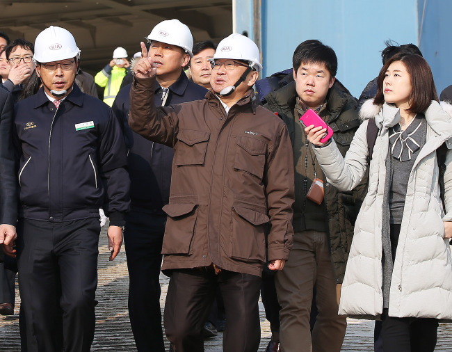 Finance Minister Yoo Il-ho (center) visits to the port of Pyeongtaek, one of the biggest maritime gateways on the west coast, on Friday.   Yonhap