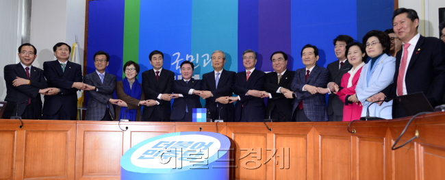 김종인 더불어민주당 선대위원장과 문재인 대표 등 더민주 최고위원들과 중진들이 15일 김 위원장의 선대위원장 수락 기자회견을 앞두고 손을 맞잡고 있다. 박해묵 기자/mook@heraldcorp.com