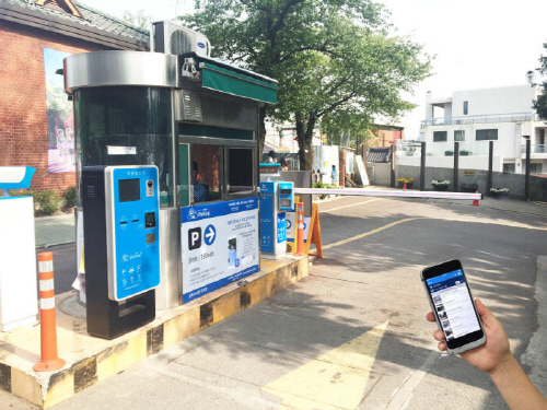 Cap
Cisco Korea’s GPS-based location-tracking system is aimed to prevent children from getting lost.
Cisco Korea.
A smart parking lot management solution developed by smart parking app operator ParkingCloud is installed at the Jeongdok Library in Bukchon, Seoul.
ParkingCloud