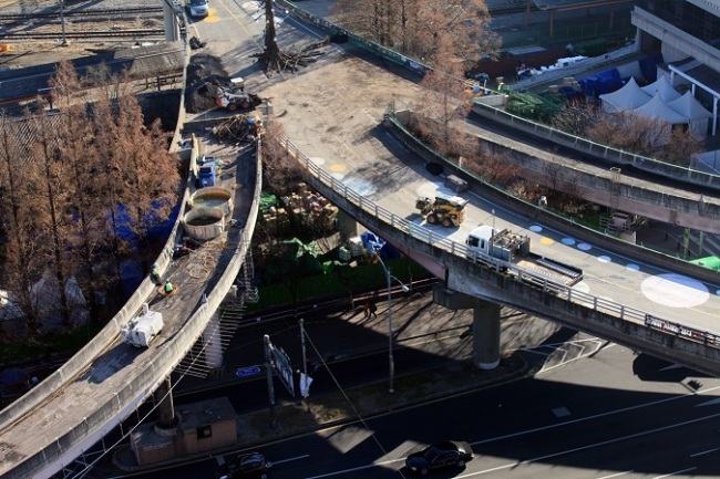 Construction is underway to transform a decades-old overpass near Seoul Station into a public park by 2017. (Yonhap)