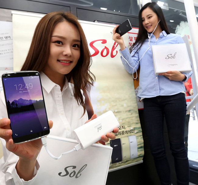 SK Telecom on Sunday unveiled its new budget smartphone, Sol, before its official launch Friday. Priced at 399,300 won ($330), the phone features a 5.5-inch full HD display, polycarbonate case and Qualcomm’s 1.5-gigahertz octacore processor.   SKT