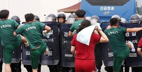 Training is held to sustain a case of commotion at Cheongju Detention Center as part of the regular nationwide safety drill in August last year.  Yonhap