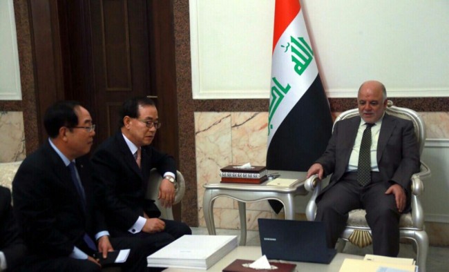 Hanwha E&C CEO Choi Kwang-ho (left) meets Iraqi Prime Minister Haider Al-Abadi in Baghdad last month.   Hanwha E&C