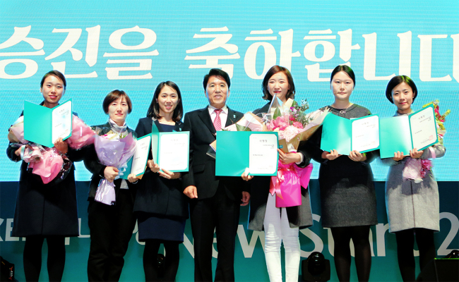 KEB하나은행은 지난 16일 송파구 올림픽공원 올림픽홀에서 개최된 ‘KEB하나, New Start 2016!’ 행사에서 탁월한 영업 성과를 거둔 행원급 직원 6명에 대해 은행 창립 이래 최초로 특별승진을 시행했다. 함영주 은행장(사진 가운데)이 이날 특별승진된 직원들과 기념촬영을 하고 있다. 사진 왼쪽부터 장산역지점 권승주 과장, 대흥동지점 이모진 과장, SBS지점 이연진 과장, 함영주 은행장, 고덕역지점 이민아 과장, IT통합지원부 조영수 과장, 포항오거리지점 홍지원 대리.