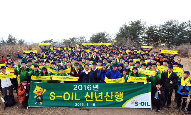 <YONHAP PHOTO-1118> 2016년 S-OIL 신년산행 (서울=연합뉴스) 16일 경주 토함산에서 열린 '2016년 S-OIL 신년산행'에서 나세르 알 마하셔 CEO와 신입사원을 비롯한 임직원 등이 정상에 올라 기념촬영을 하고 있다. 2016.1.17 << S-OIL 제공 >> photo@yna.co.kr/2016-01-17 11:01:43/ <저작권자 ⓒ 1980-2016 ㈜연합뉴스. 무단 전재 재배포 금지.>
<YONHAP PHOTO-1118> 2016년 S-OIL 신년산행 (서울=연합뉴스) 16일 경주 토함산에서 열린 '2016년 S-OIL 신년산행'에서 나세르 알 마하셔 CEO와 신입사원을 비롯한 임직원 등이 정상에 올라 기념촬영을 하고 있다. 2016.1.17 << S-OIL 제공 >> photo@yna.co.kr/2016-01-17 11:01:43/ <저작권자 ⓒ 1980-2016 ㈜연합뉴스. 무단 전재 재배포 금지.>