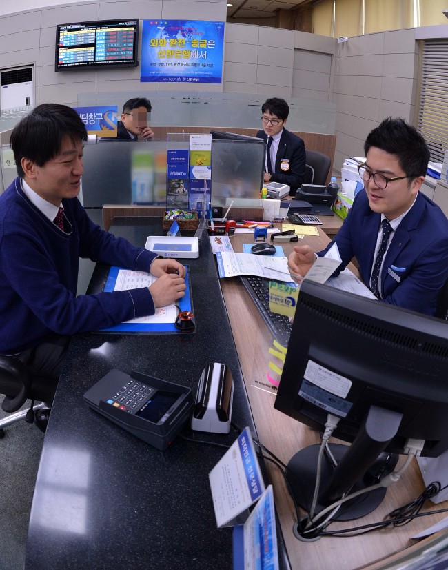 금융위원회가 올해 4분기부터 온라인 상에서 각 은행에 산재된 휴면통장의 조회 및 잔고이전, 해지를 가능케 하는 계좌통합관리서비스를 도입키로 해 금융소비자들의 관심이 집중될 전망이다. 금융위는 또 대대적인 규제완화를 통해 개인의 투자자산을 인공지능 로봇에 맡겨 투자하는 시대를 열기로 했다. 이에 따라 오프라인 기반의 영업창구의 위상은 대거 약화될 것으로 보인다. 사진은 한 시중은행의 오프라인 점포 모습.