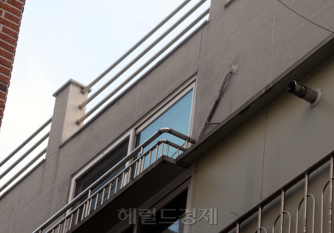 시신이 훼손된 경기 부천 초등생 아들의 부부가 살던 곳. 아버지는 아들의 시신을 다른 곳으로 옮기고 일부는 유기했다. 18일 이 곳의 문이 굳게 잠겨 있다. 경찰은 아버지에게 ‘부작위에 의한 살인죄’ 적용을 검토하고 있다. 300여명의 사망자가 나온 세월호 사고에서 승객을 구하지 않고 먼저 탈출한 이준석 선장에 적용한 죄목이다.박현구 기자/phko@heraldcorp.com