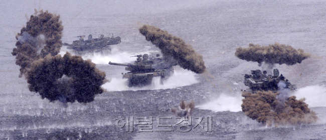 최신 K2 흑표전차가 18일 오전 충북 충주시 남한강 일대에서 도하훈련을 하고 있다. 박해묵 기자/mook@heraldcorp.com