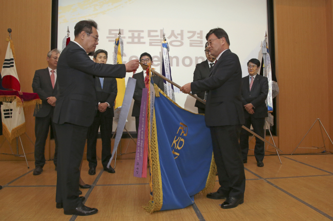 NH투자증권은 15일 NH인재원에서 김원규 사장을 비롯한 부점장 220여명이 참석한 가운데 ‘2016 NH투자증권 목표달성 결의대회’를 진행했다. 김원규 사장(좌측)와 김재준 WM사업부대표(우측)가 2016년 목표달성 의지를 오색천에 표현하고 매듭을 지으며 결의를 다짐하는 ‘동심결(同心結)’ 행사를 진행하고 있다. [사진제공=NH투자증권]