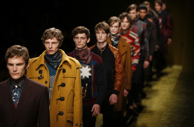 Models wear creations for Salvatore Ferragamo men’s fall-winter 2016-2017 collection, part of the Milan Fashion Week, unveiled in Milan, Italy, Sunday. (AP-Yonhap)
